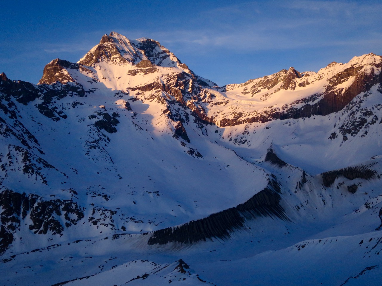 J4 - Coucher de soleil sur les Combins. Il y a des traces en face sud depuis le sommet