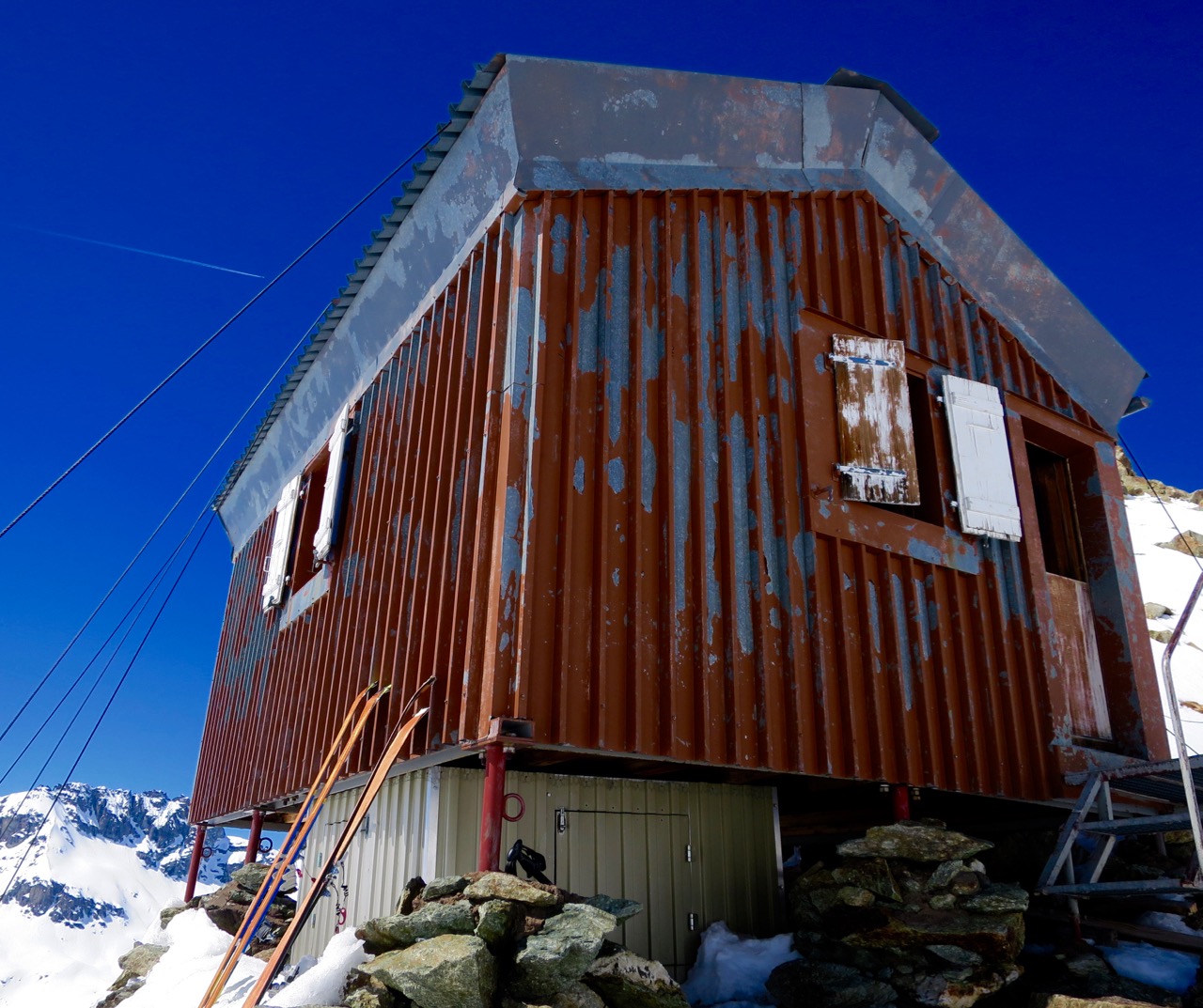 J6 - Le petit refuge de l'Aiguillette accroché à ses cables sur l'arête