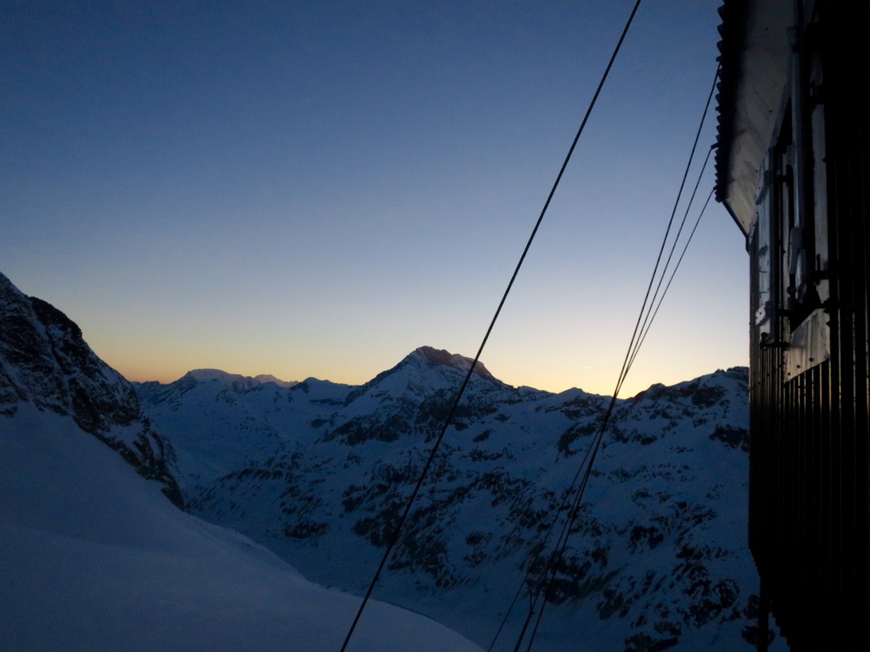 Fin de J6 - Couché de soleil sur le refuge de l'Aiguillette