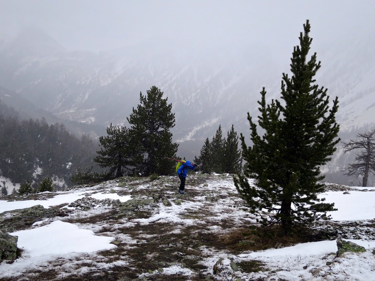 Dans la vallée étroite après notre erreur