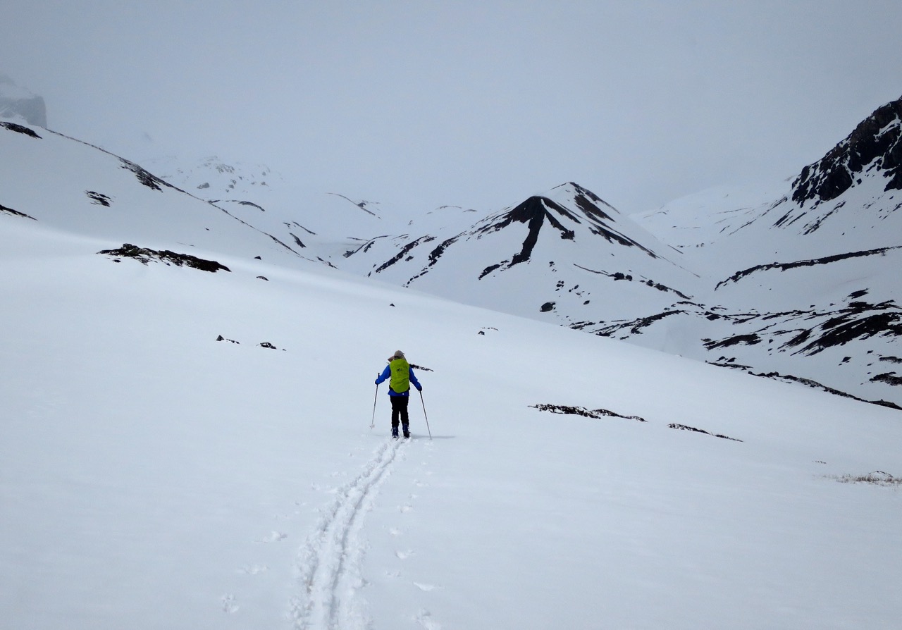 Longue remontée vers le col de la vallée étroite