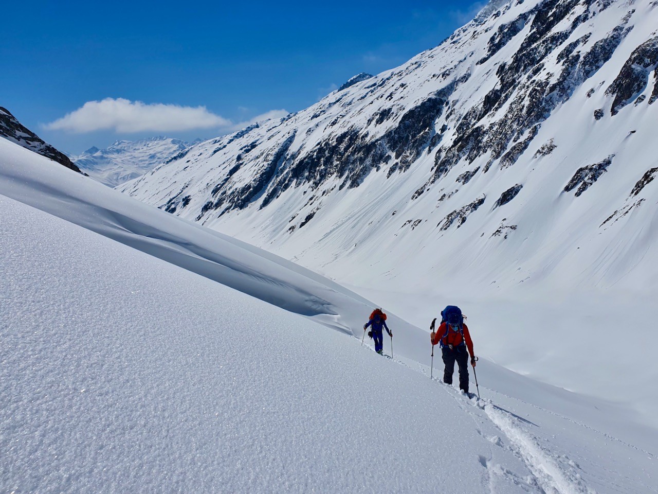 J4 Longue montée. Le soleil commence à cogner