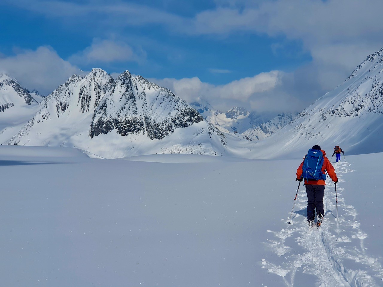 J4 Il faut brasser dans une neige épaisse pour arriver au refuge