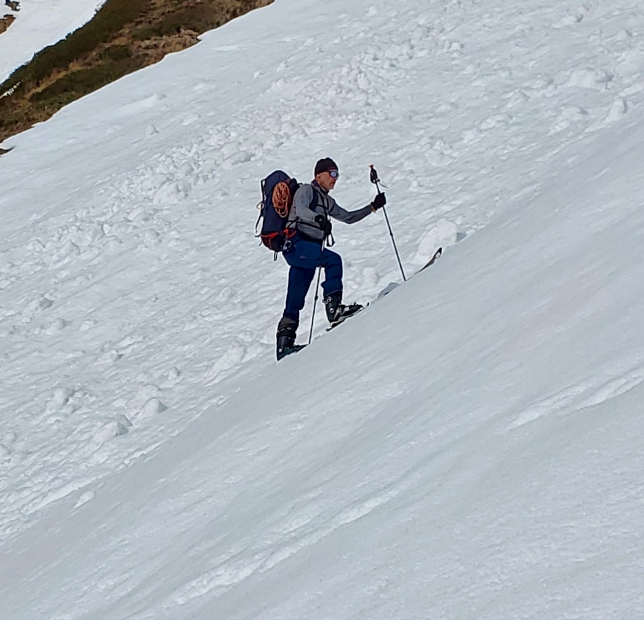 J4 On se relaye pour faire la trace dans la pente délicate vers le refuge