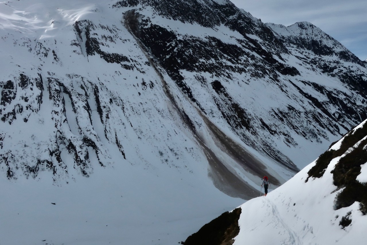 J4 Vue plongeante vers le bas du glacier depuis les pentes de la moraine