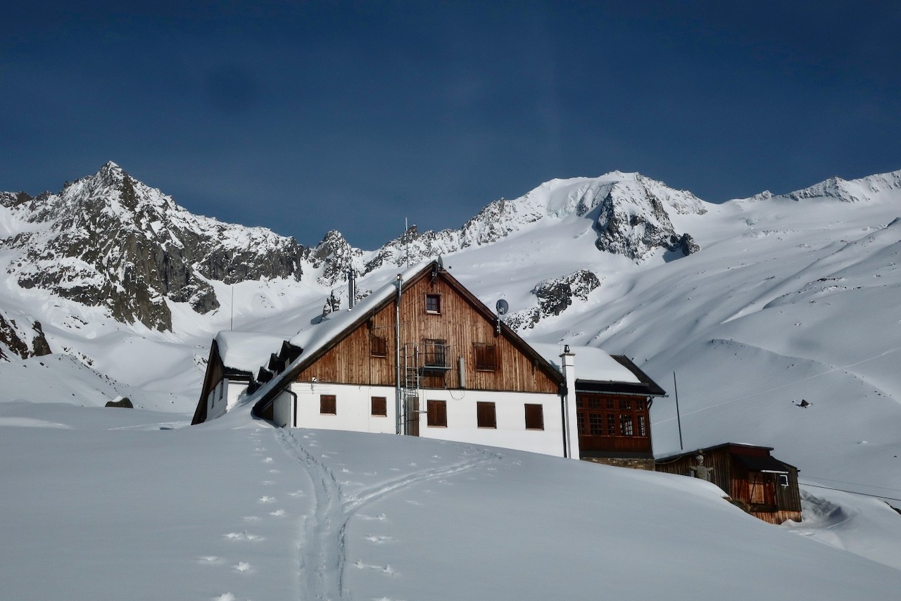 J4 Arrivée à la Furtschlagehaus. le refuge d'hiver est situé sous le refuge. 