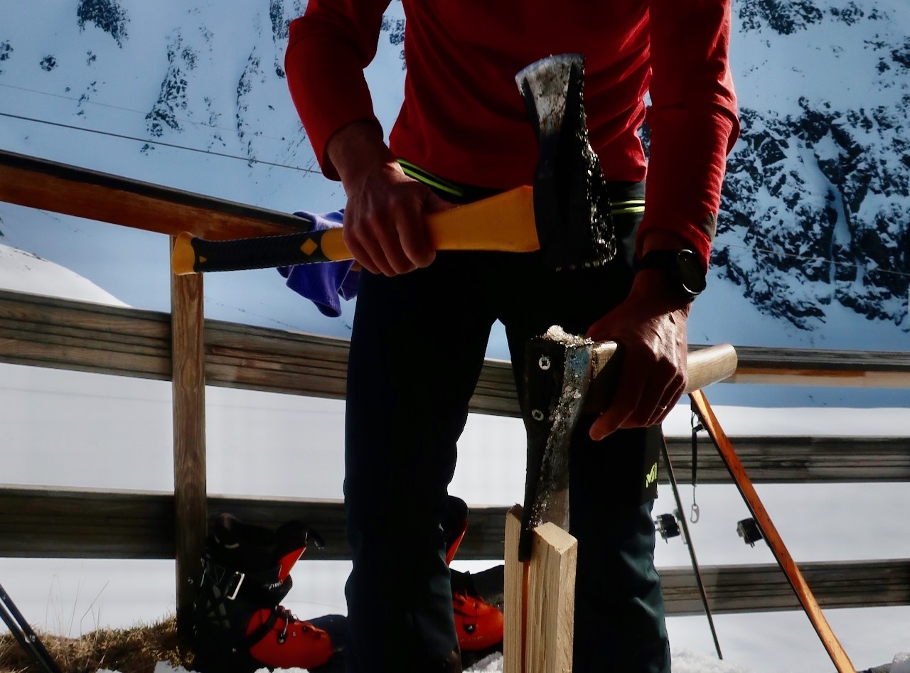 J4 Thierry fend du bois  pour allumer le poele