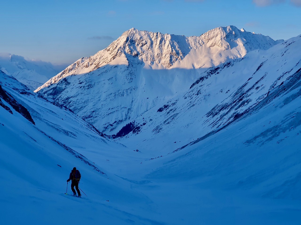 J6 Dans la descente. Le soleil accroche déjà les sommets