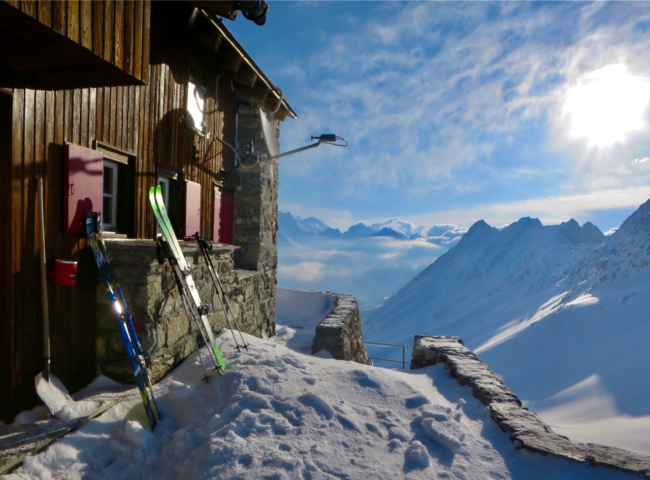 Levé de soleil sur la cabane de Cavardiras