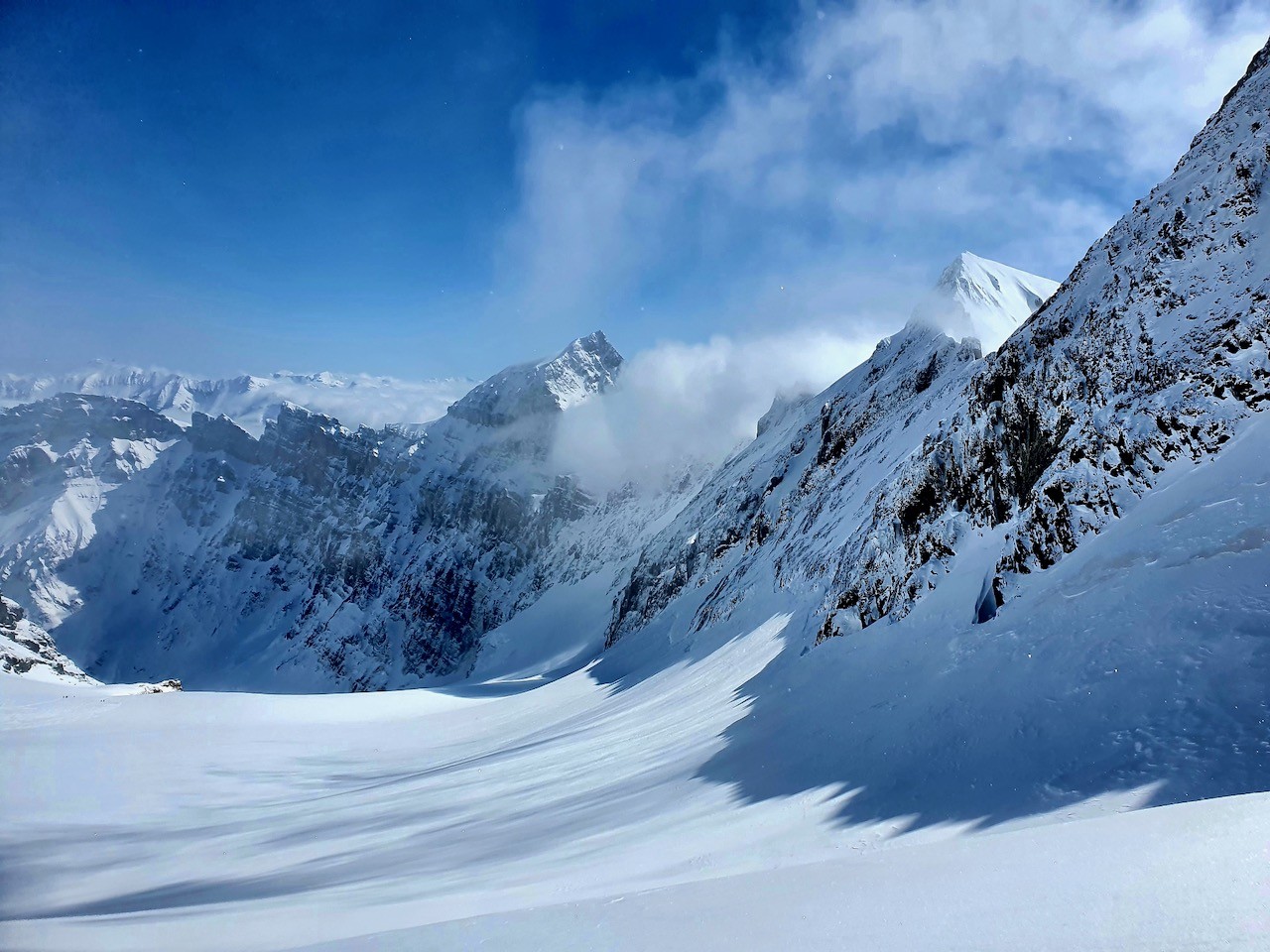 J6 On débouche sur le beau glacier qui descend du Piz Russein