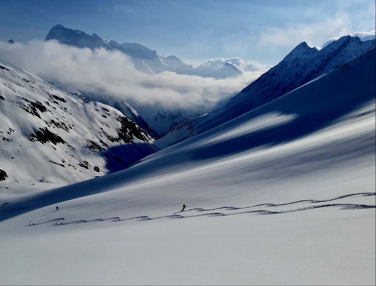 Descente de rêve devant le Piz Russein au loin