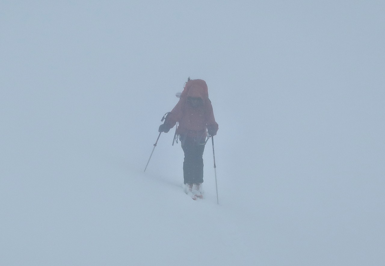 J5 On est rattrapé par le mauvais temps. Orientation au GPS dans des pentes raides