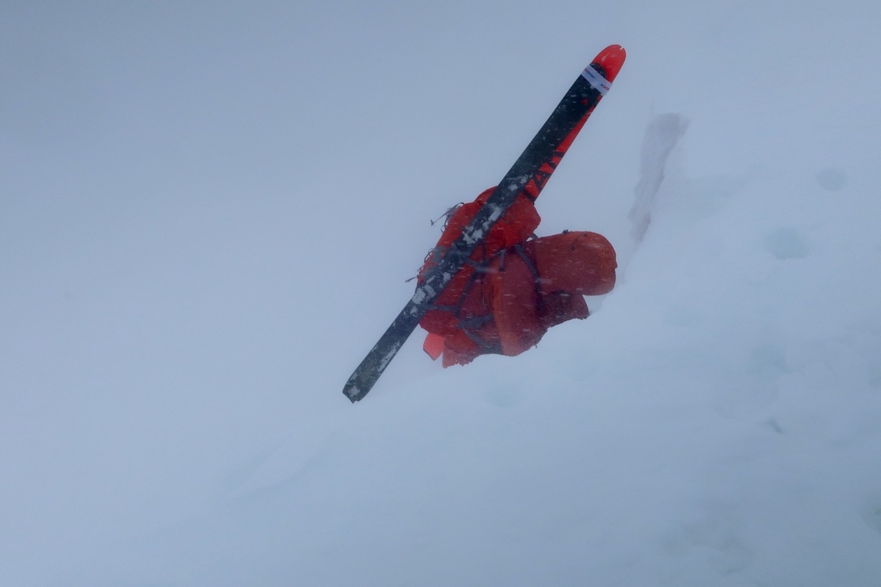 J5 Finalement on s'engage dans la pente avec crampons piolet. On espère que ça va passer !