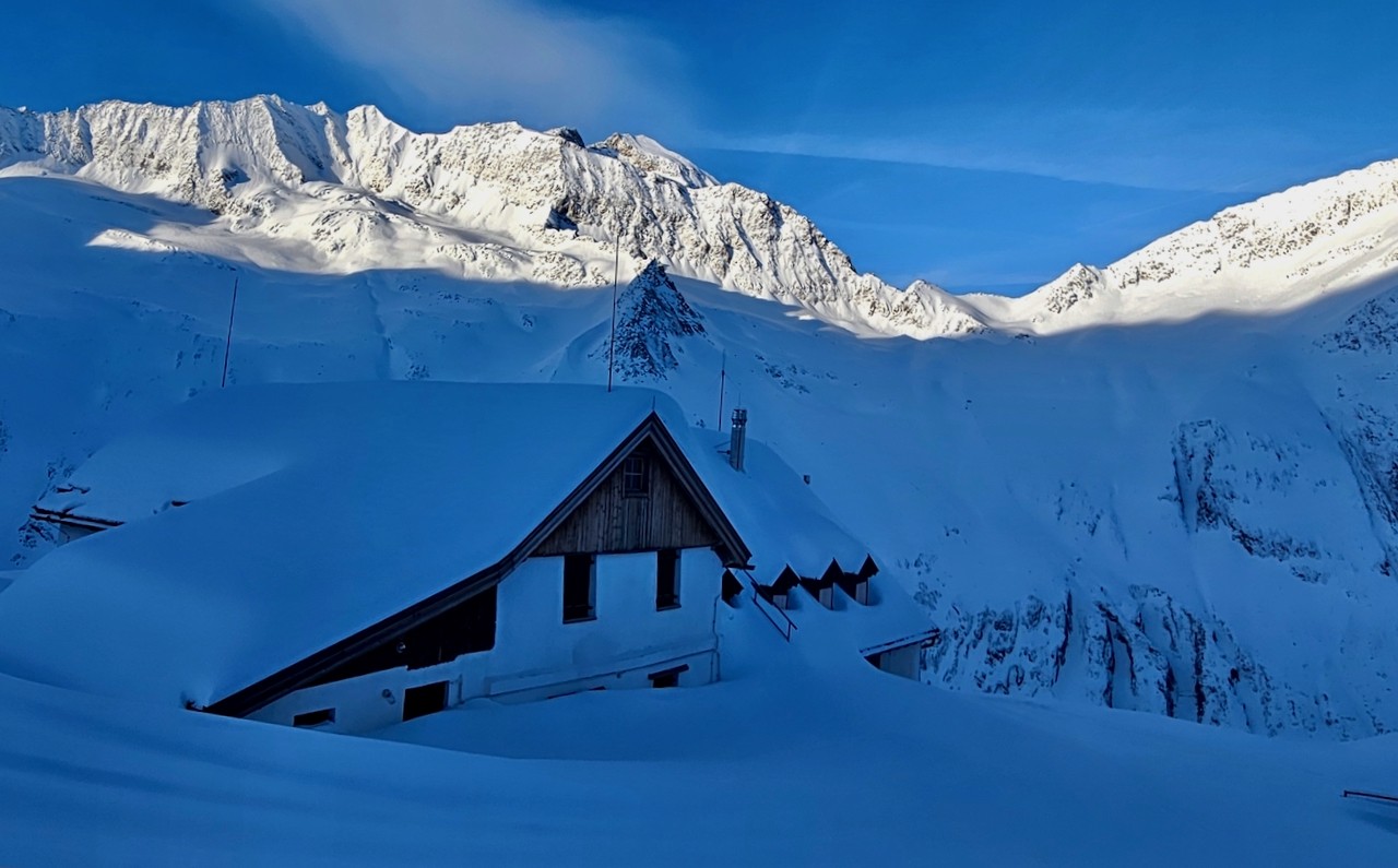 J6 Il a neigé 30cm. Le ciel est bleu au matin de J6