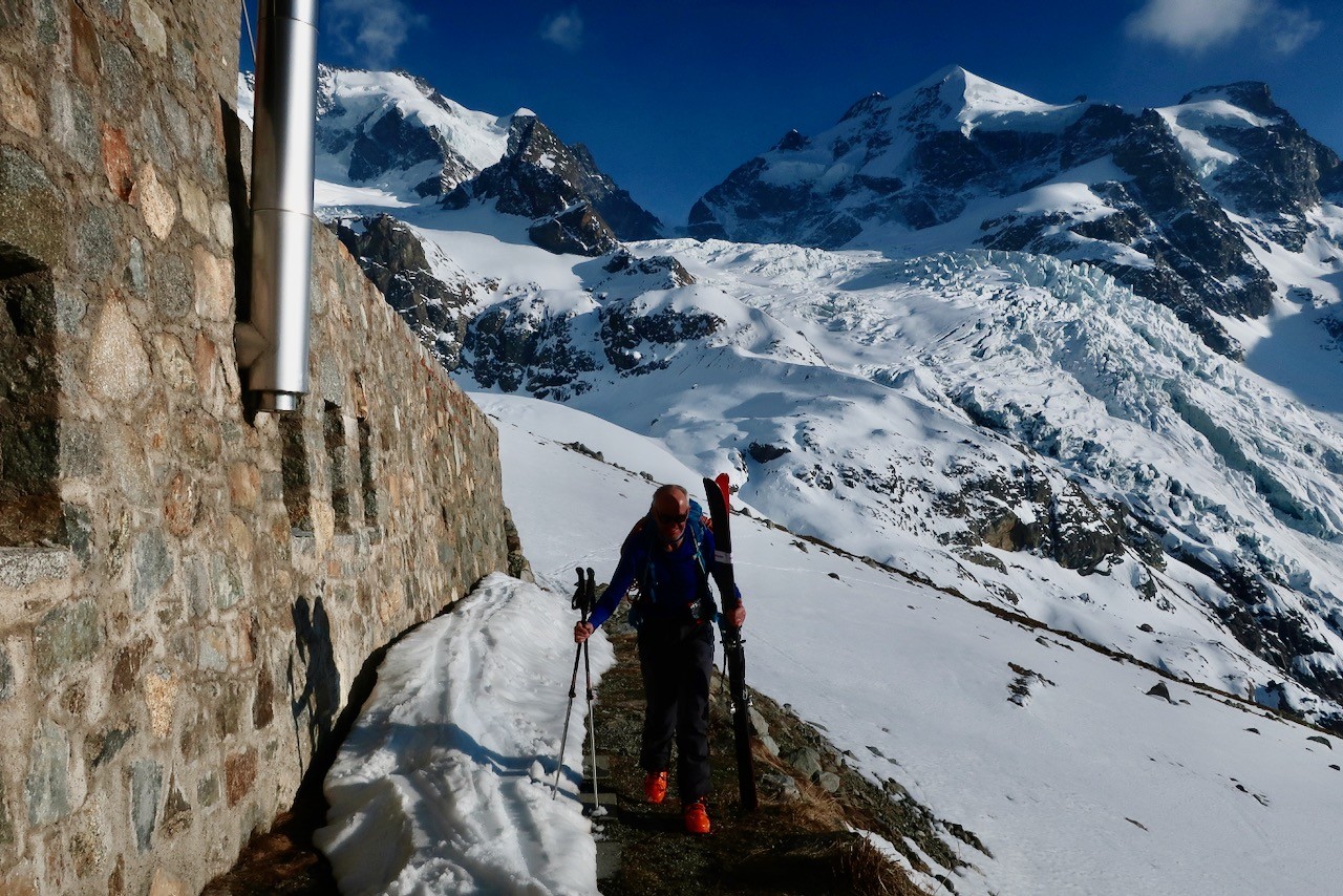 J6 Thierry arrive au refuge dans le soleil couchant