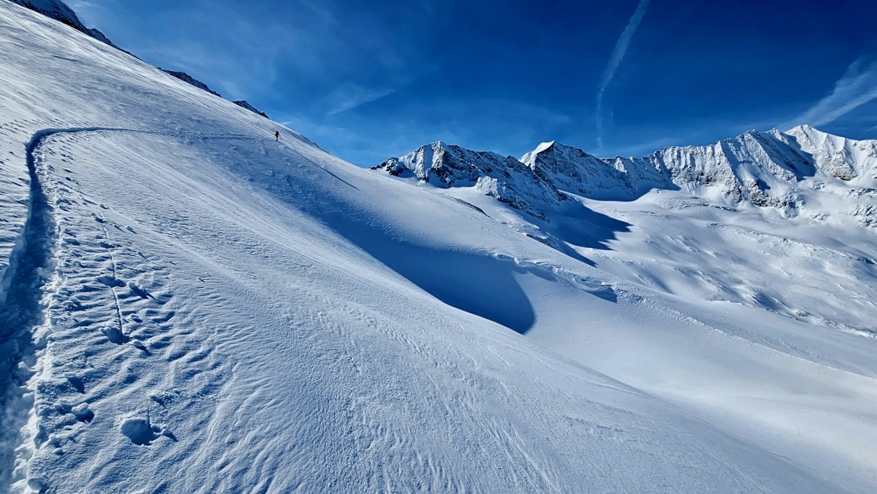 J6 Longue traversée dans ce cirque immense pour rejoindre le Schlageis Sharte