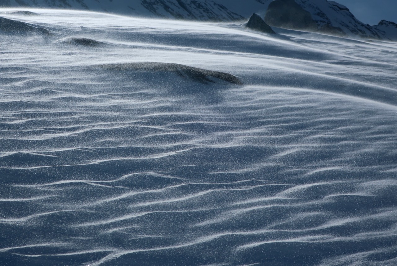 J6 Le vent froid se glisse dans les rayons du soleil qui irisent la neige