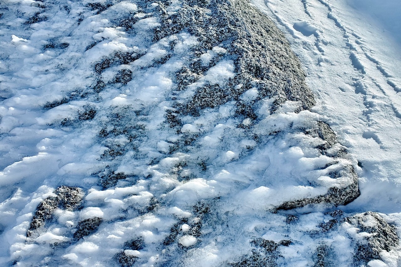 J6 Mélange de glace, de granit et de neige. On admire la composition.