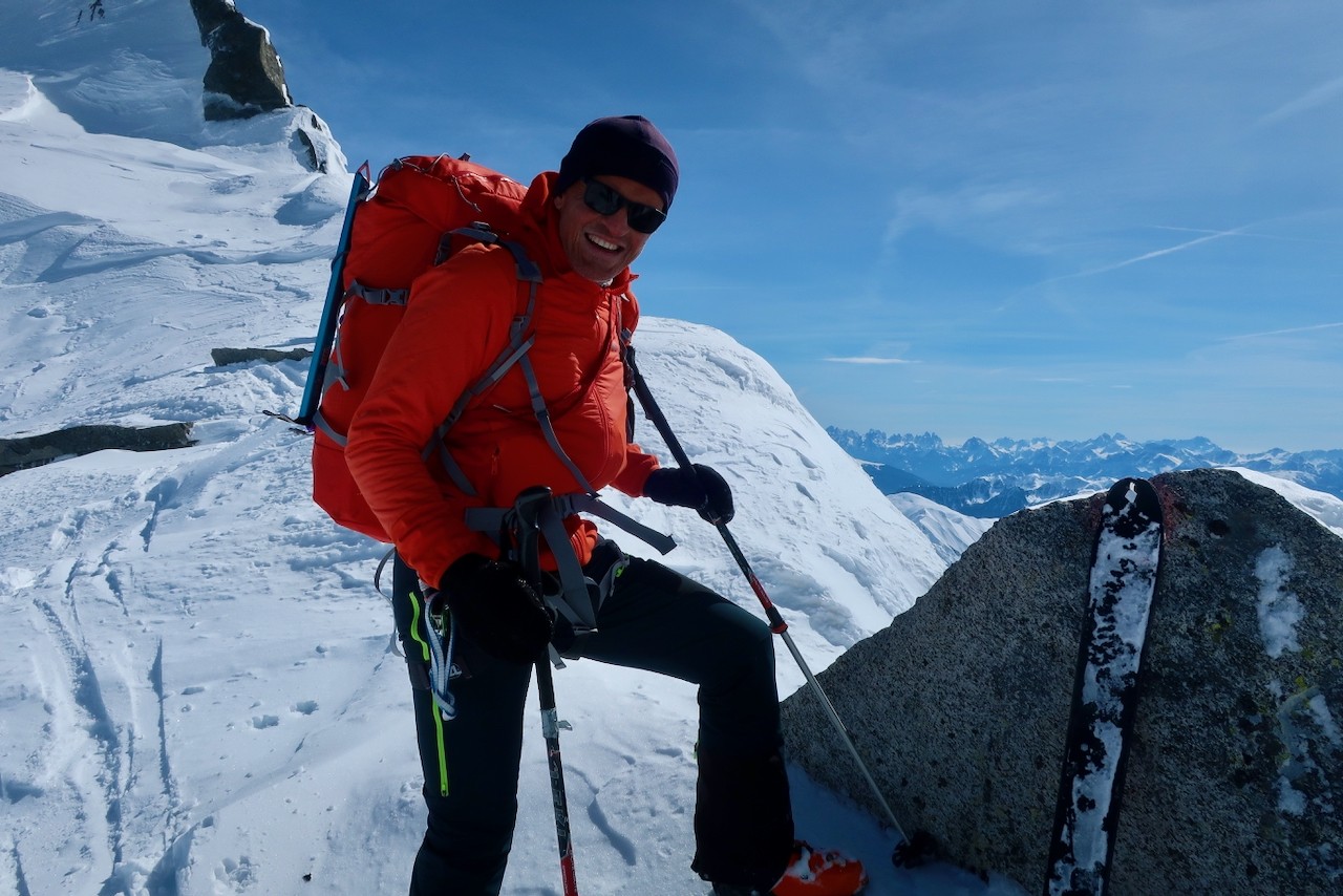 J6 Thierry fait la pub pour les batons LEIKI. Au fond les sommets des Dolomites