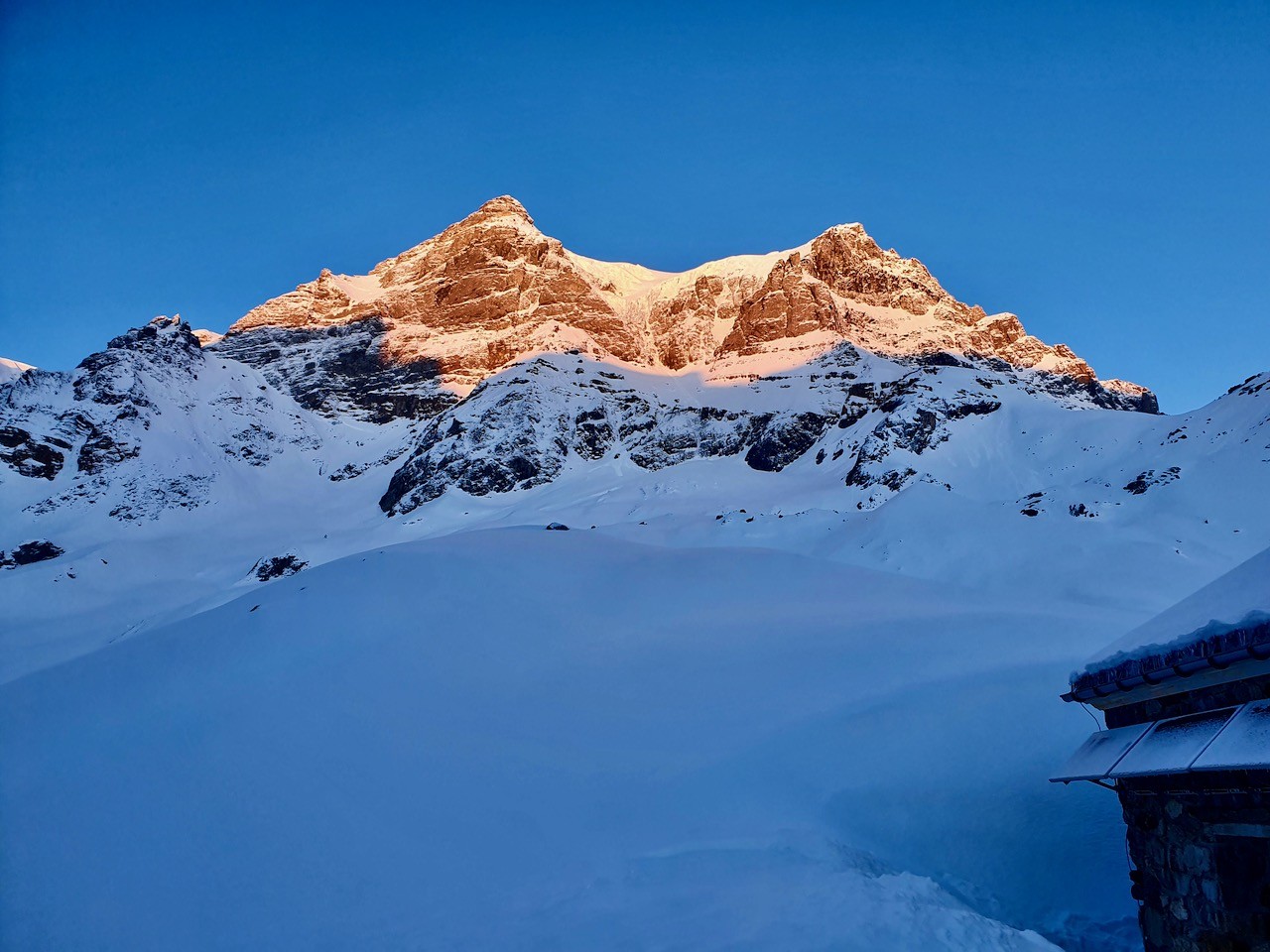 J7 Les contreforts du Piz Russein s'allument