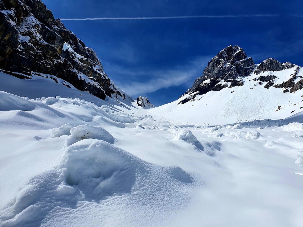 J7 On traverse une très grosse trace d'avalanche sous Claridden Hütte