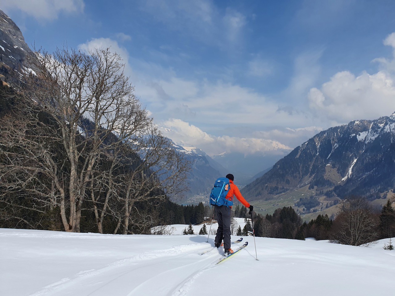 J7 Dernières pentes de neige. AU fond la vallée de Linthal. 