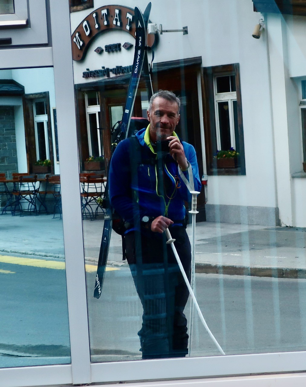 J7 Autoportrait d'un photographe alpiniste avec des batons de fortune