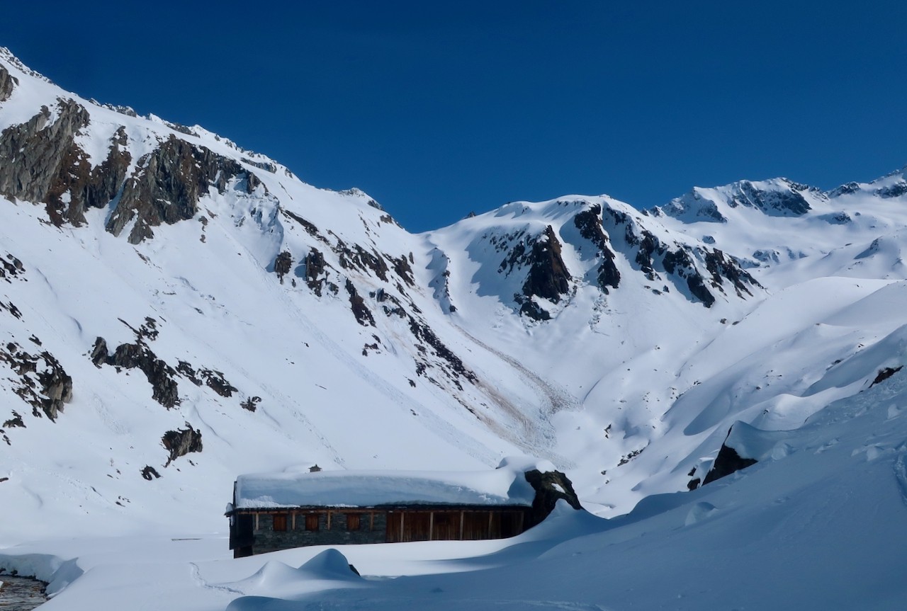 J7 On doit franchir cette crête ! Le ciel est encore bleu, les nuages arrivent de l'Ouest 