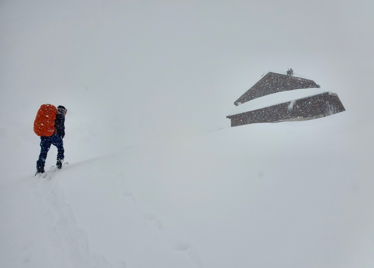 J7 La cabane apparait dans le brouillard