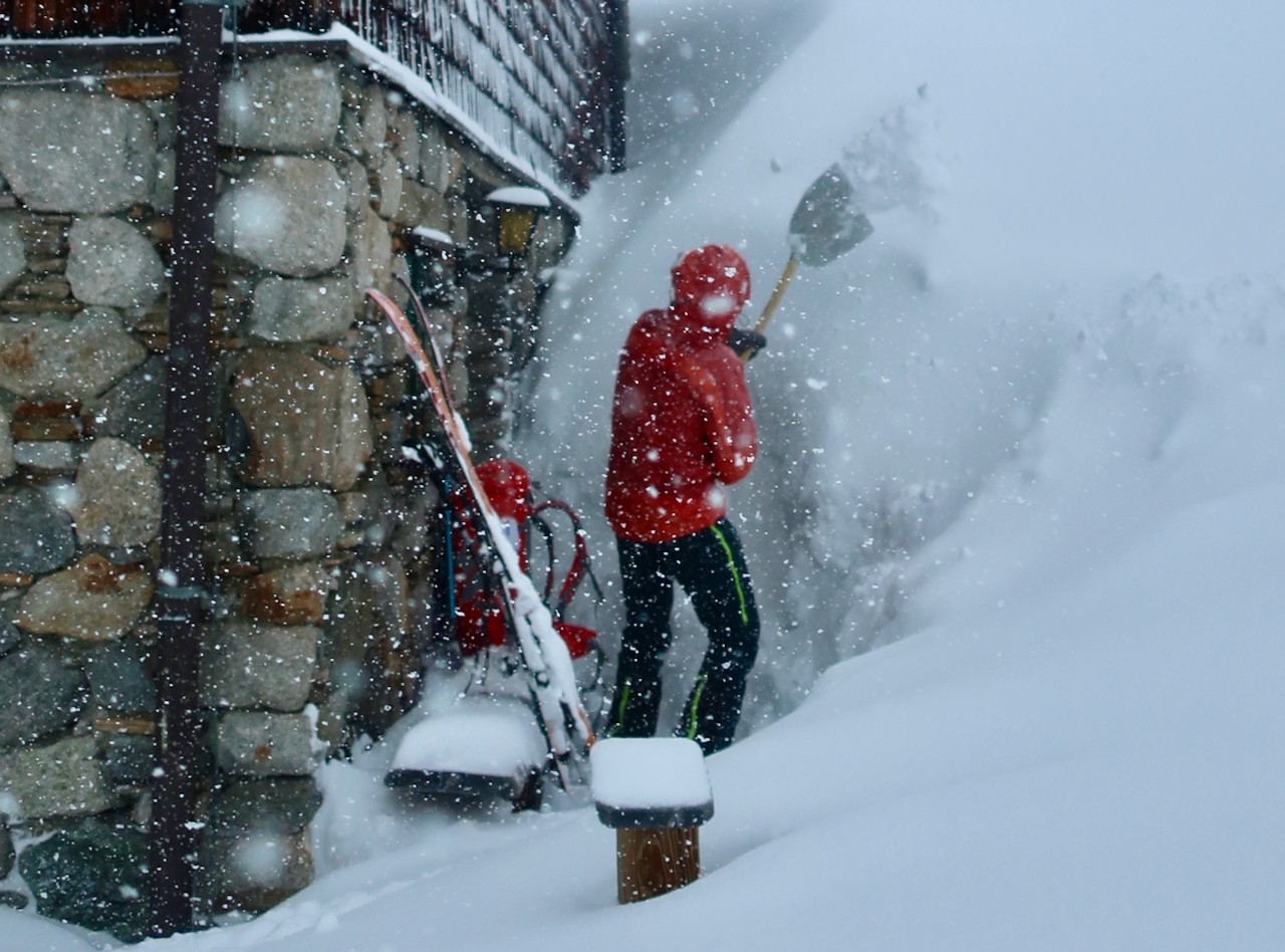 J7 Il faut déneiger pour dégager la porte du refuge d'hiver