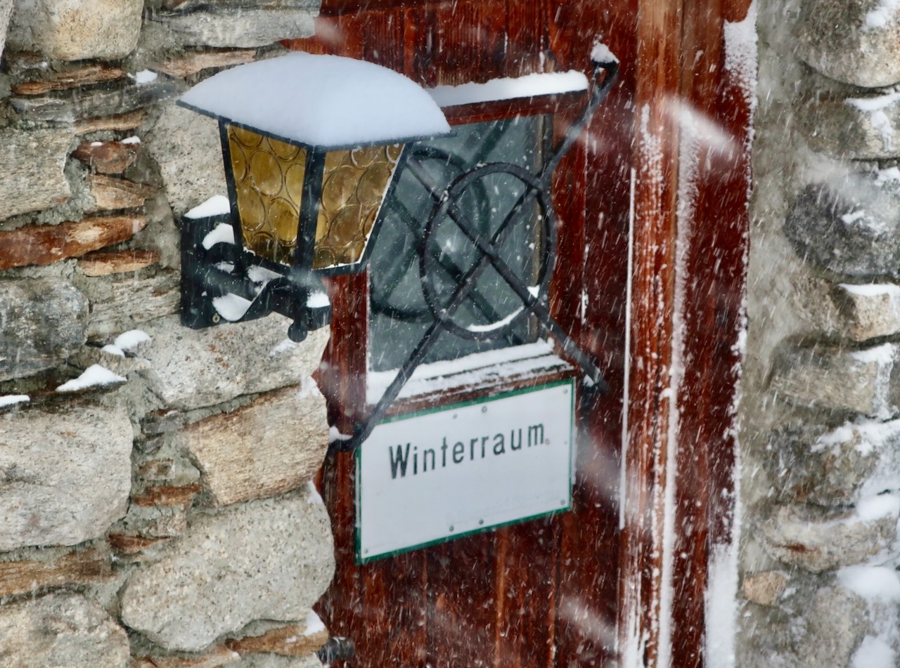 J7 La porte est dégagée .... on peut  rentrer dans le refuge !