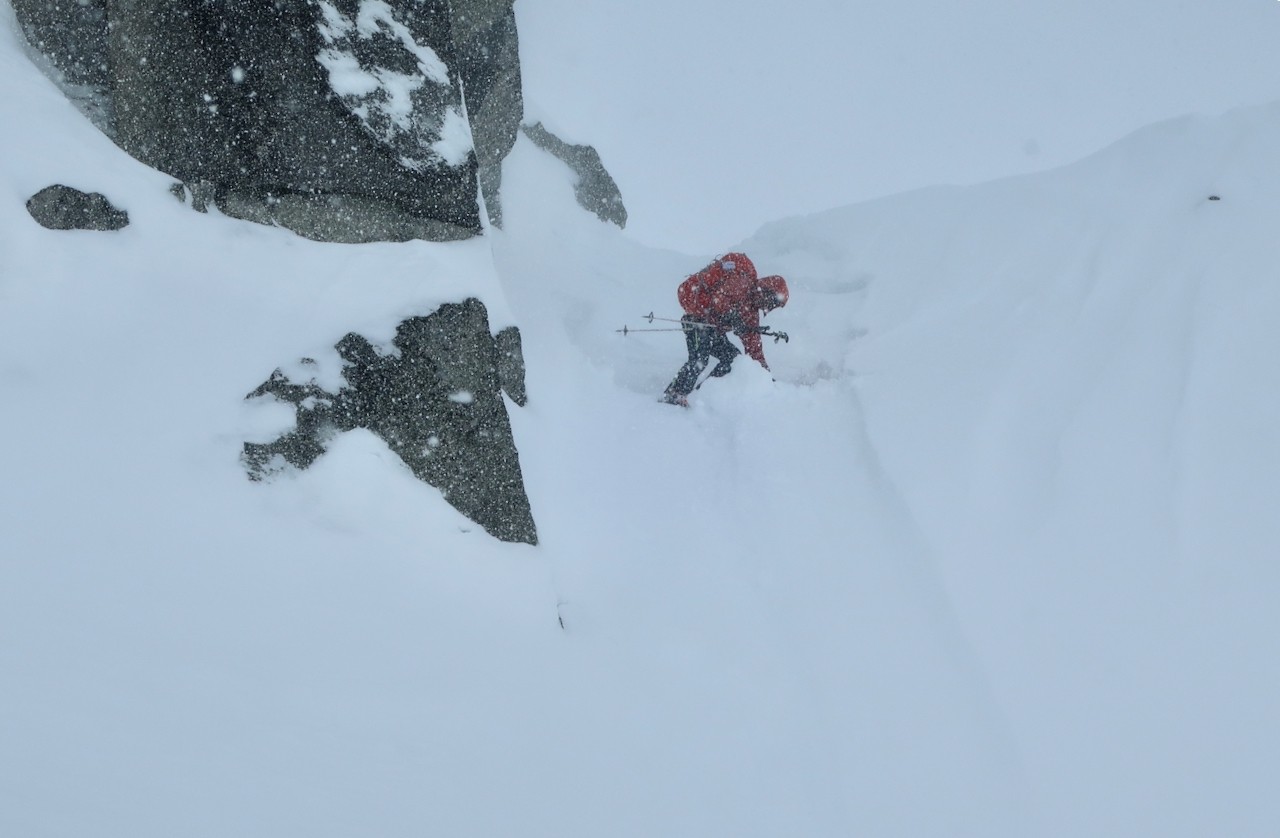 J8 Thierry s'engage dans le couloir de descente. Enormément de neige