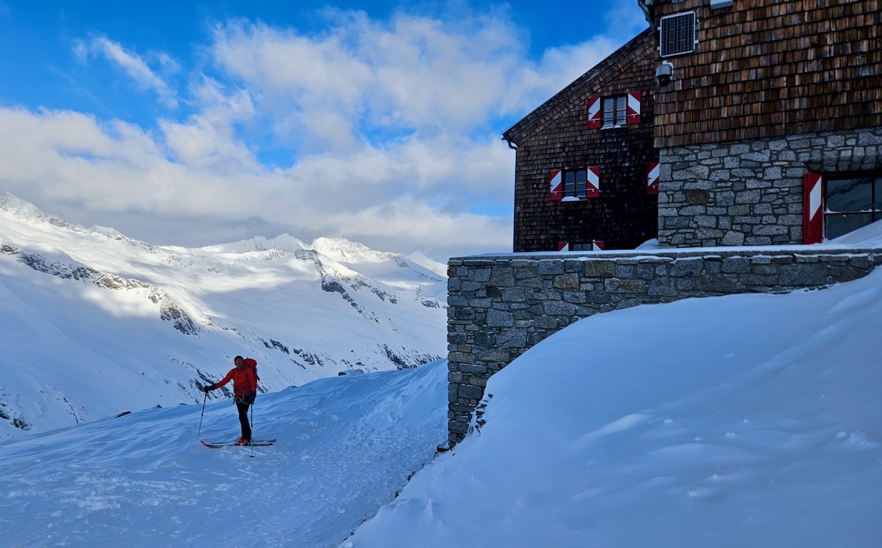 J9 Thierry devant le refuge. Départ matinal.