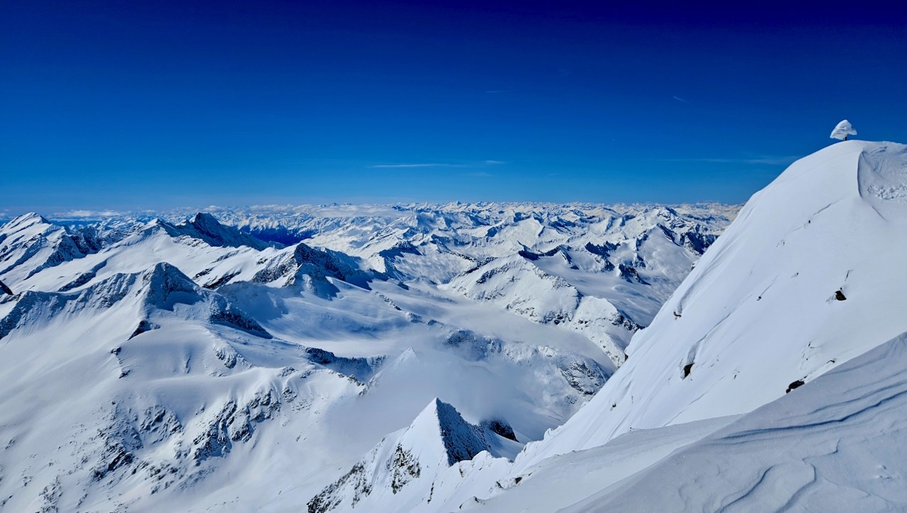 J9 On voit la croix du sommet au loin, recouverte de givre !