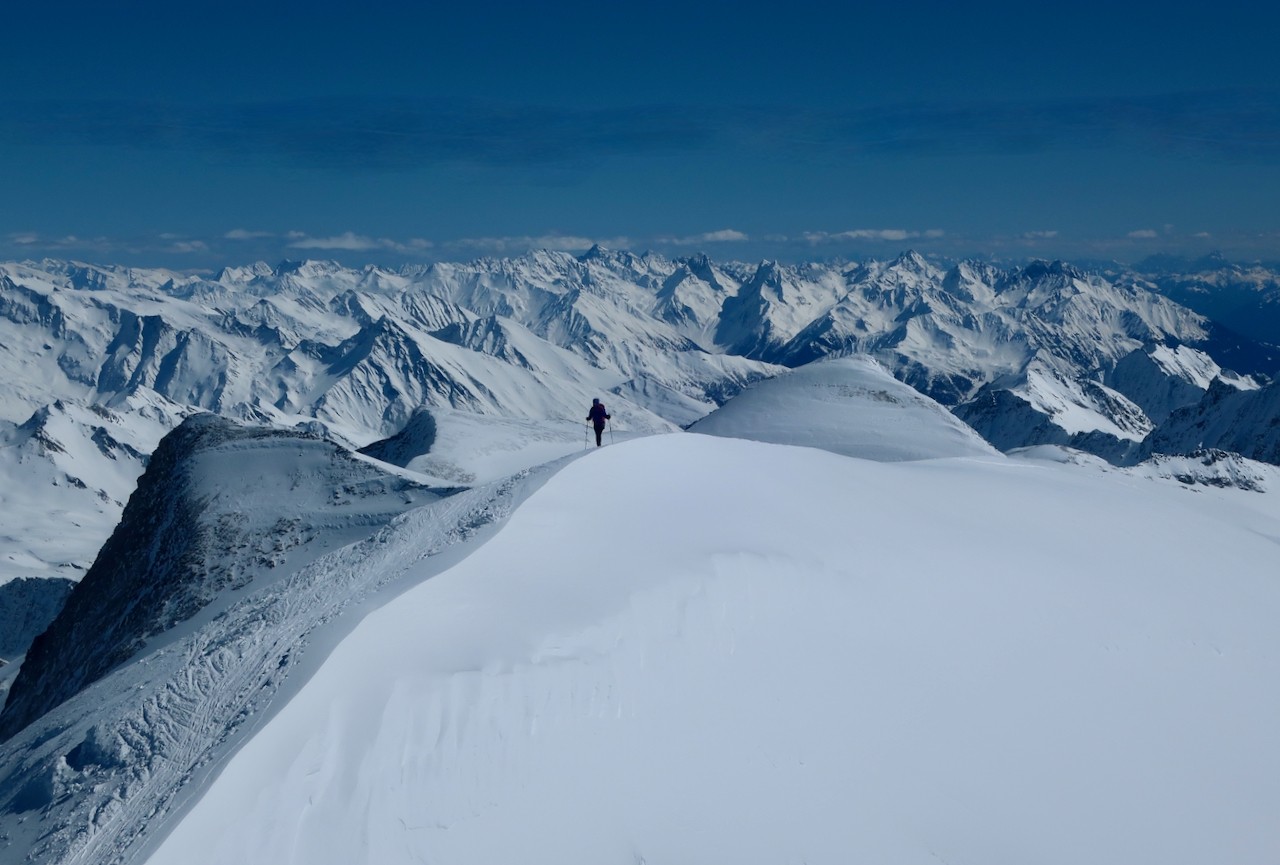 J9 Vue du sommet vers l'Est. On voit le Grosslockner et la fin des glaciers des Alpes