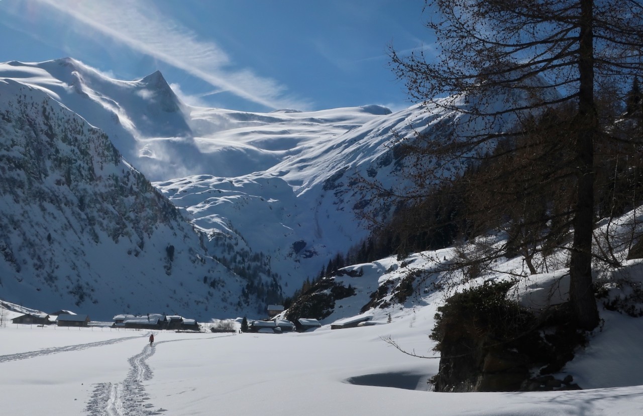 J9 Vue de notre descente depuis le col du Venedigger. Plus de 2000m de dénivellée