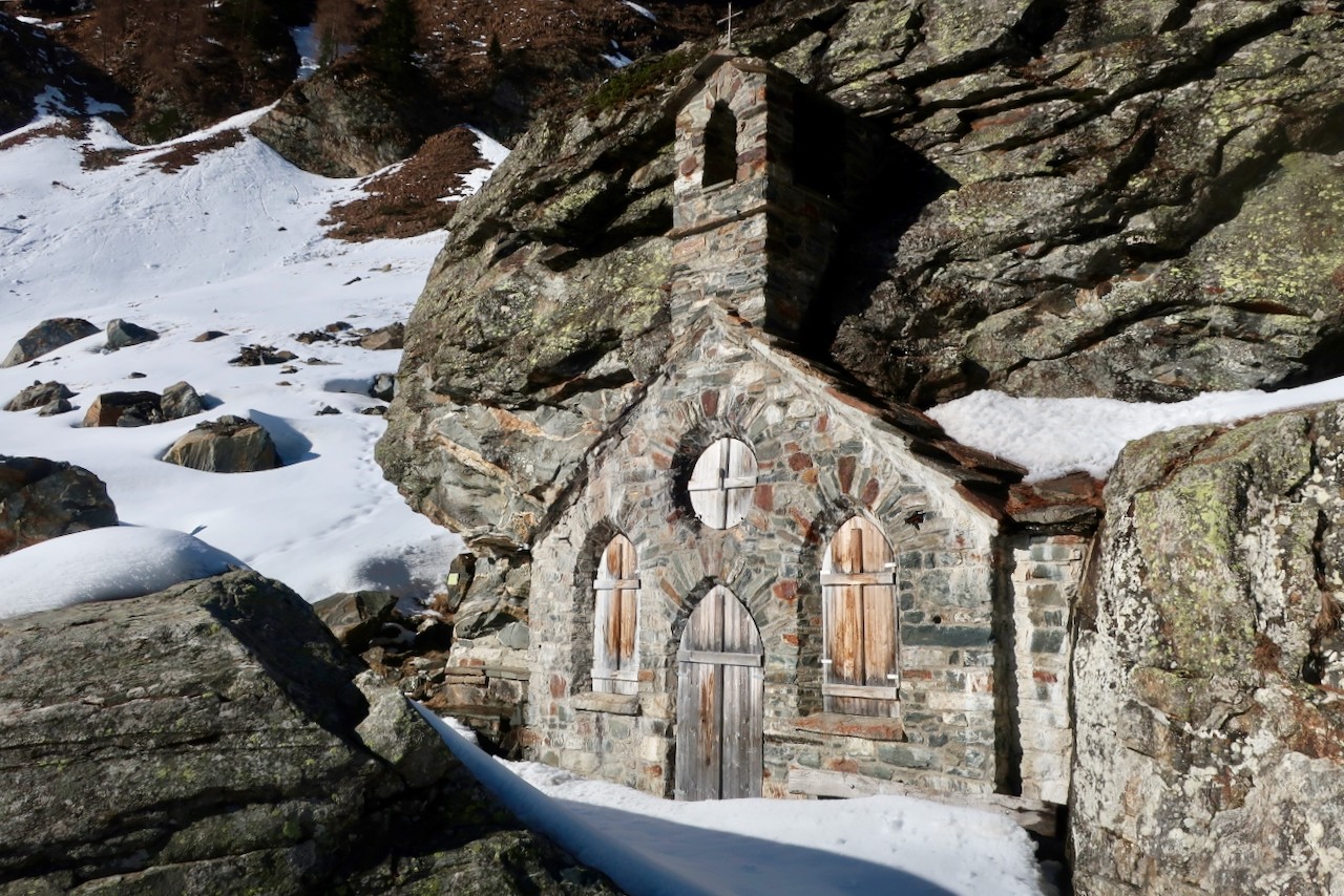 J9 Petite chapelle incrustée dans la roche