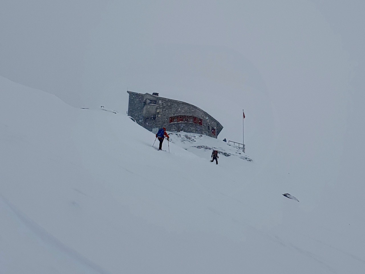 J5  Il  neige  pour remonter  à la cabane de Planura