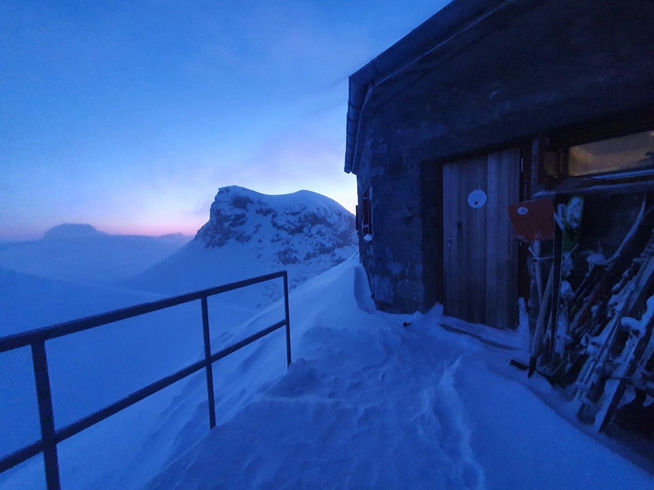 Départ de la cabane de Planura avant le levé du soleil