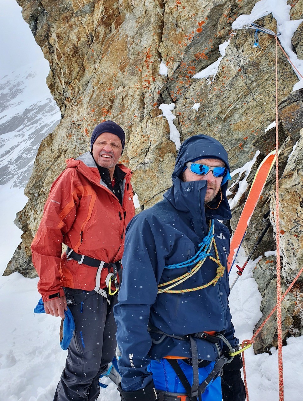 J5 Thierry et Nicolas à la brèche. On installe un petit rappel 