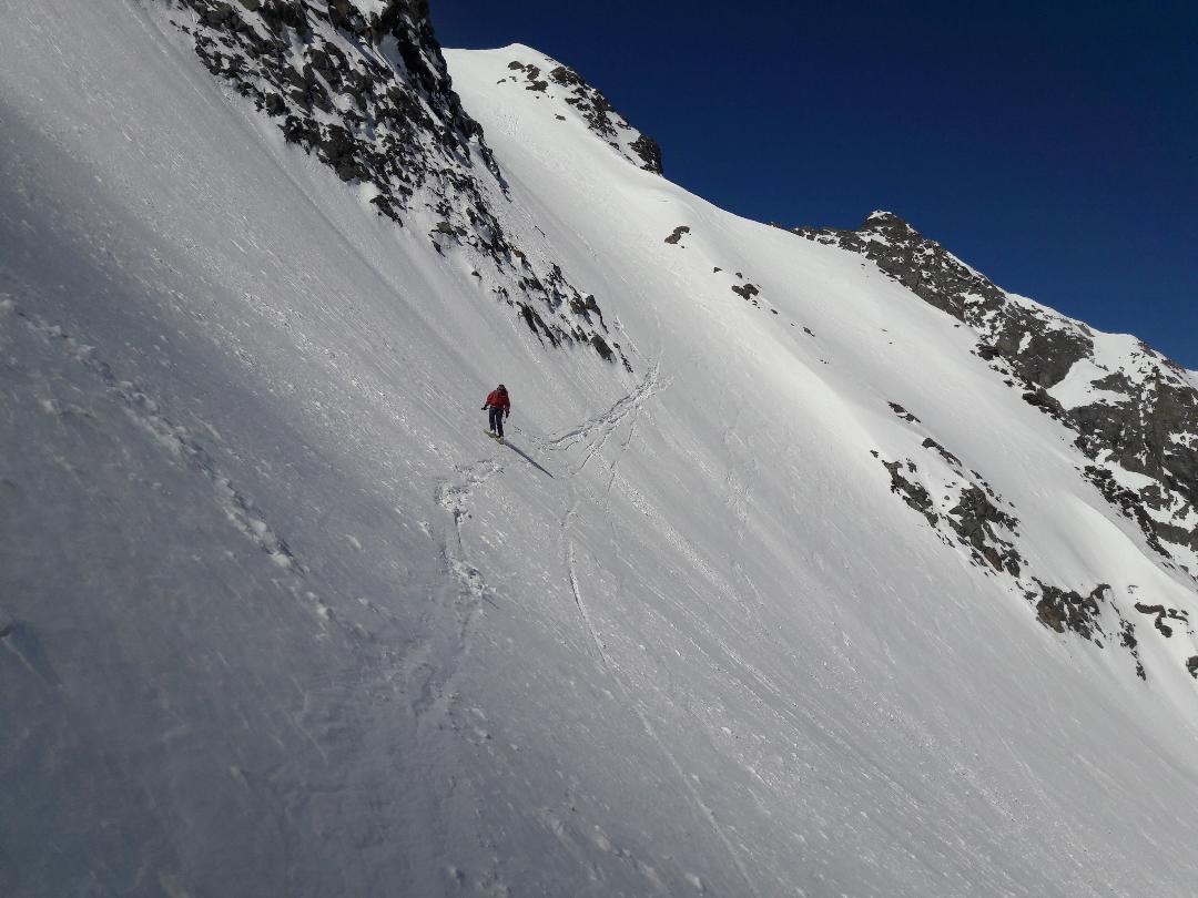 J5 - Descente dans des pentes raides sur le glacier de Valsorey