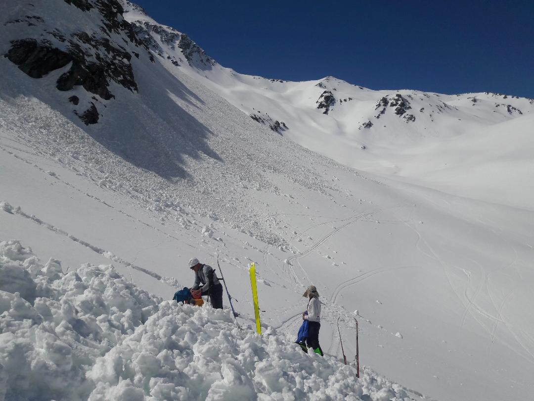 J4 - On remet les peaux pour remonter vers le refuge Vélan sous le soleil