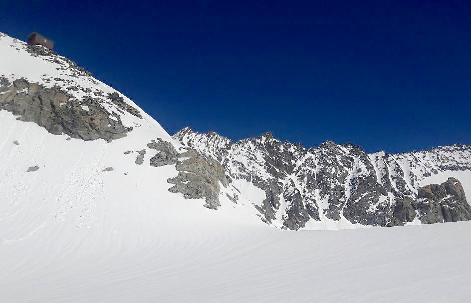 J6 - Sur l'arête à gauche, le petit refuge de l'Aiguillette accroché à la montagne