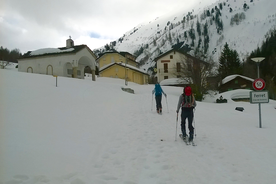 J3 - Traversée du petit hameau de Ferret au matin!